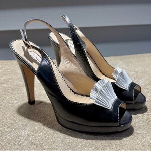 Oscar de la Renta Black and White Peep-Toe Shoe Size 38 (8)M